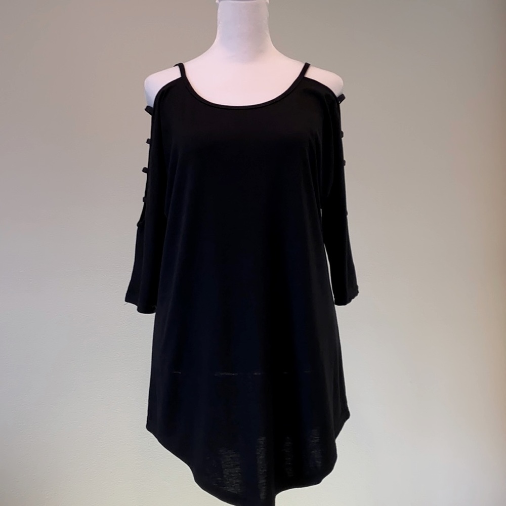 Black, 3/4 sleeve, hollowed out shoulder, tunic
